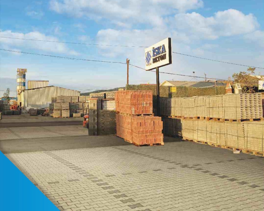 İSKA Beton üretim alanı ve paletli ürün stokları, tabela